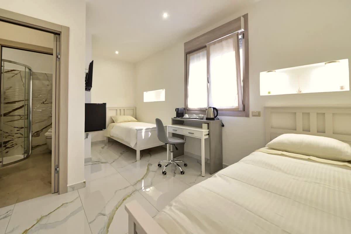 Camera Due — doppia con smart TV e angolo scrivania
