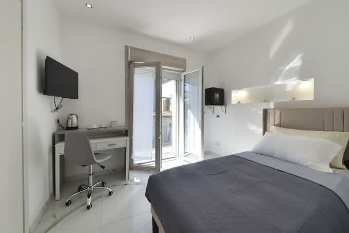 Camera Uno — camera luminosa con letto, scrivania, smart TV e balcone